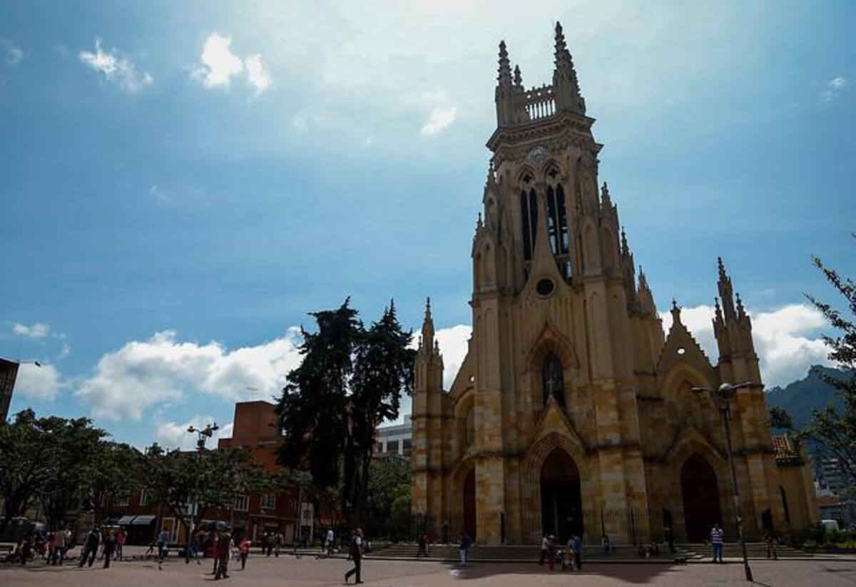 Imágenes de algunas de los principales templos e iglésias cátolicas de Bogotá, donde los fieles se reúnen a conmemorar la pasión de Cristo.