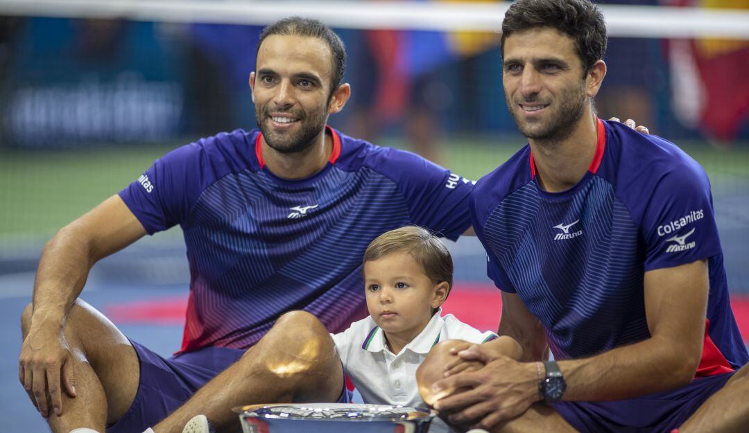Jacabo Cabal posa junto a Juan Sebastián Cabal, Robert Farah y el trofeo del US Open.
