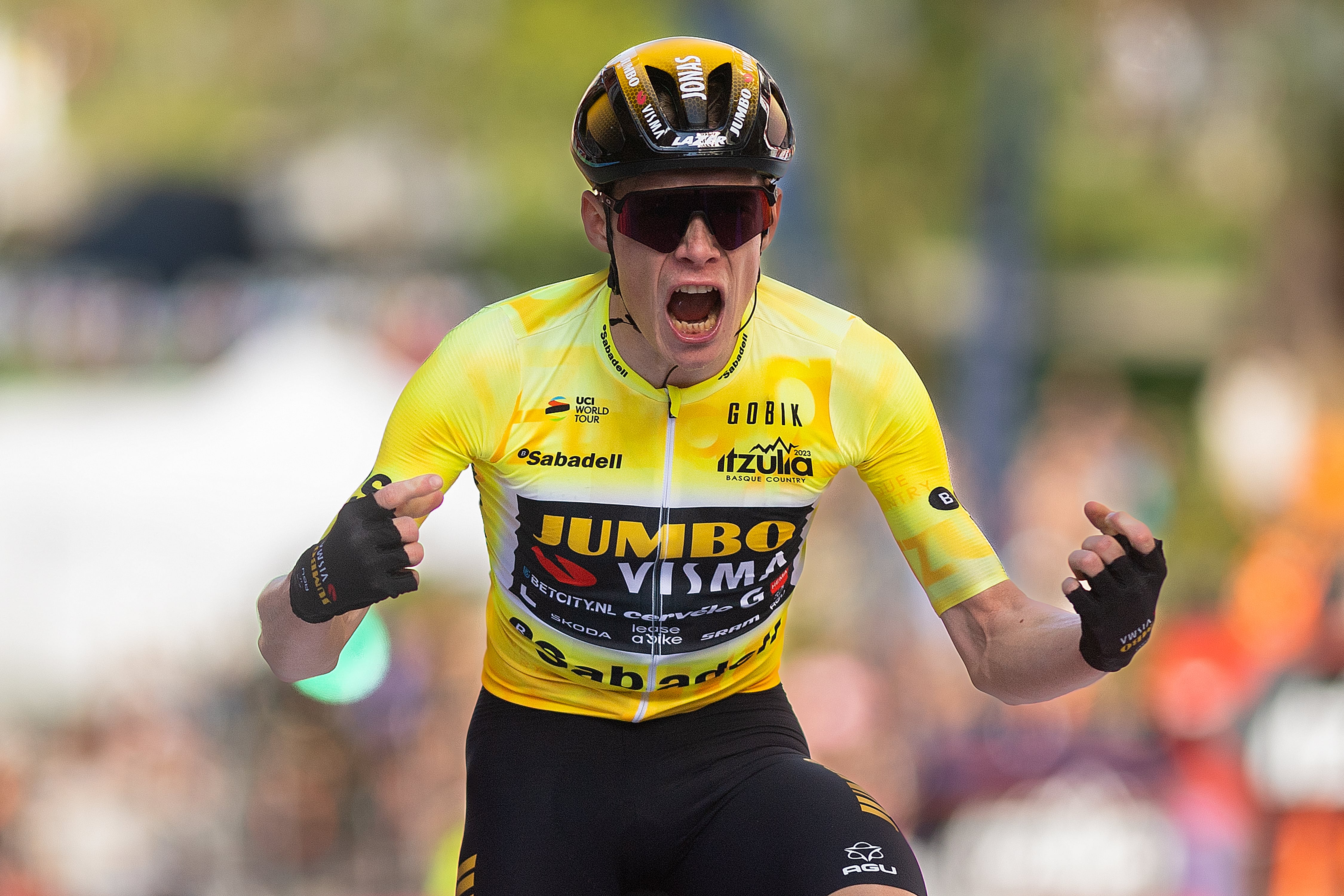 Jonas Vingegaard celebra su victoria de la cuarta etapa de la Vuelta al País Vasco. (Photo by David Ramos/Getty Images)