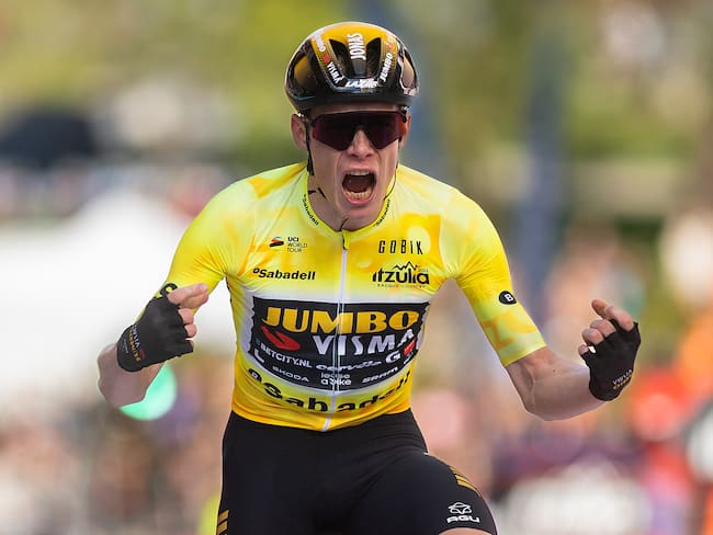Jonas Vingegaard celebra su victoria de la cuarta etapa de la Vuelta al País Vasco. (Photo by David Ramos/Getty Images)