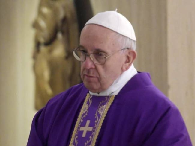 El papa recuerda a los niños bajo bombardeos y en barcazas en misa del Gallo