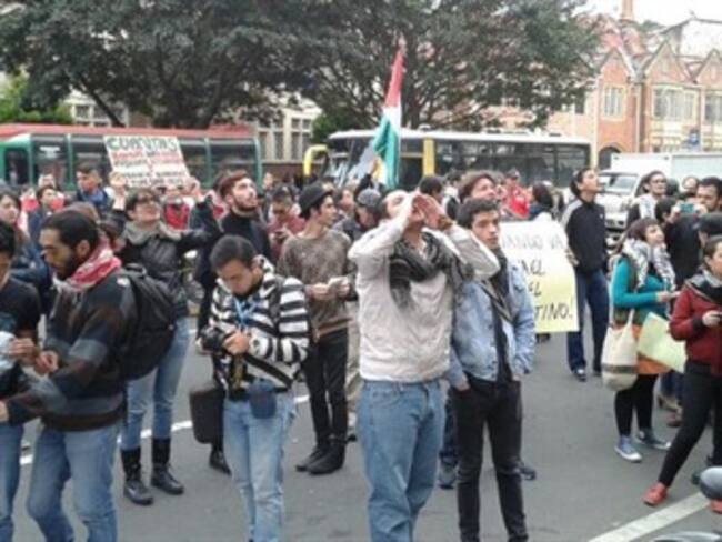 Centenares de personas protestan frente a la embajada de Israel en Bogotá