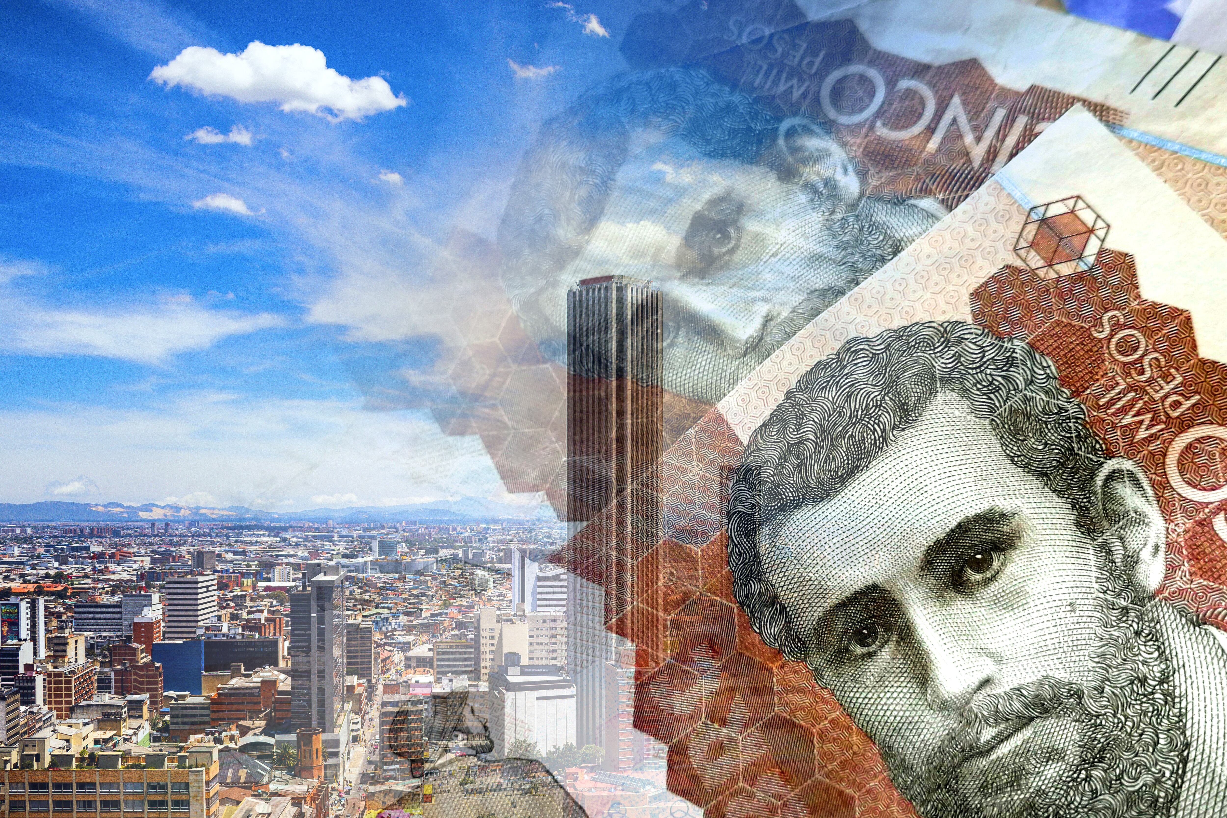 Ciudad colombiana y al lado la imagen del billete de 5 mil pesos colombianos (Foto vía Getty Images)
