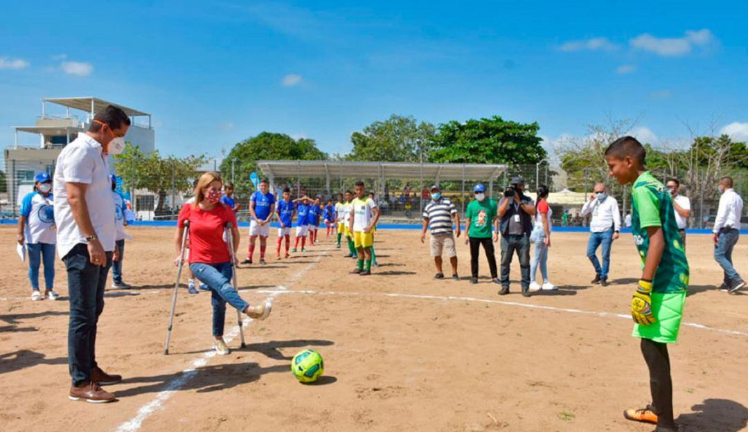 Saque de honor en la cancha del municipio de Sabanalarga