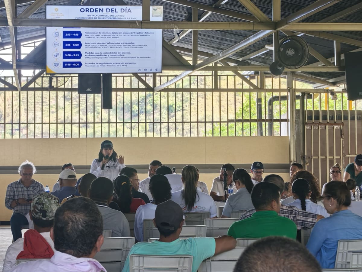 58 mineros tradicionales en Caldas reciben 19 títulos mineros devueltos por la empresa Aris Mining