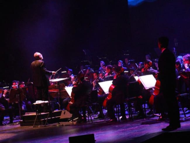 Noche de estrellas en el teatro Jorge Eliecer en homenaje a Caracol Radio
