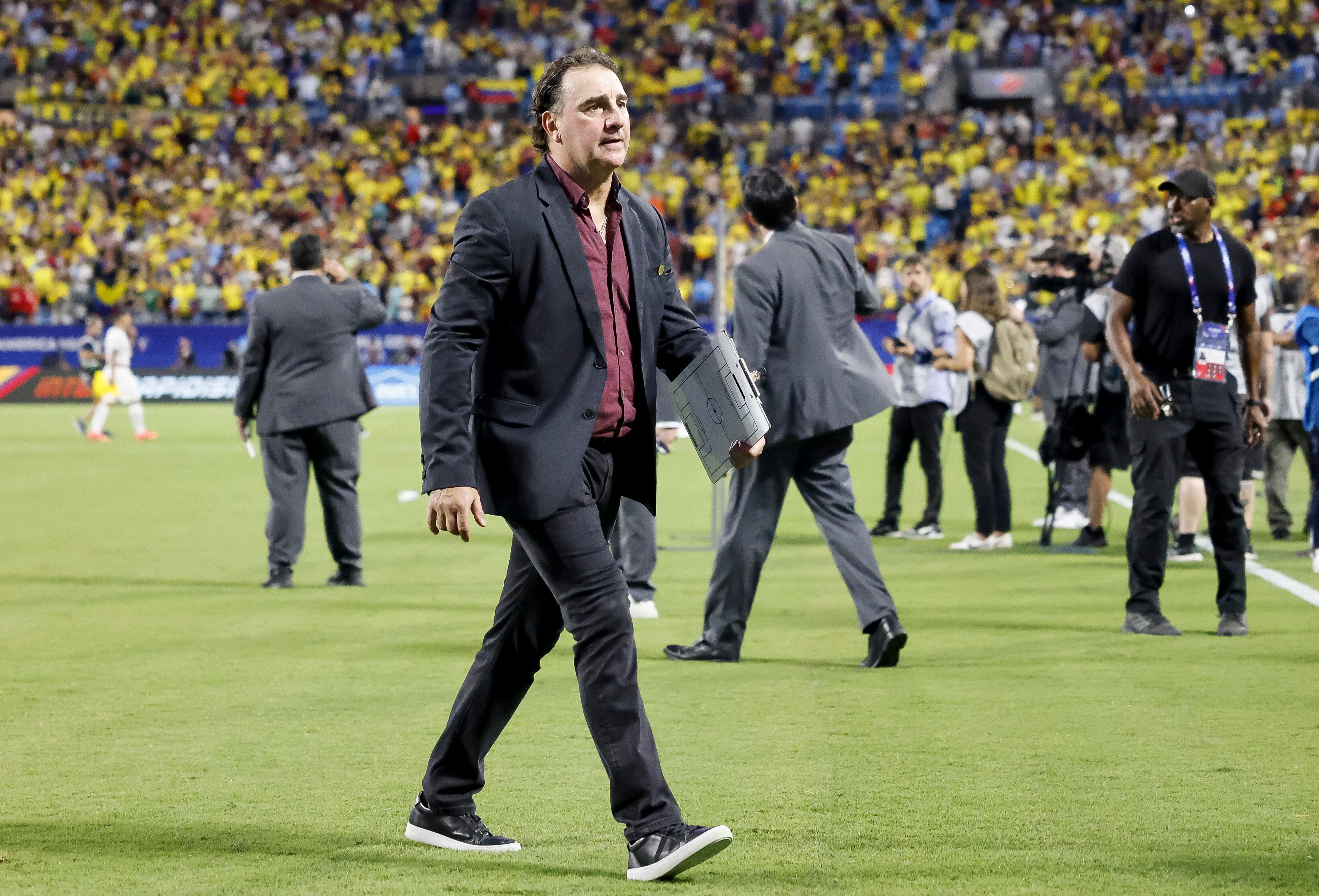 Charlotte (United States), 11/07/2024.- Colombia'Äôs head coach Nestor Lorenzo walks off the field after the CONMEBOL Copa America 2024 semi-finals match between Uruguay and Colombia at Bank of America stadium in Charlotte, North Carolina, USA, 10 July 2024. EFE/EPA/ERIK S. LESSER