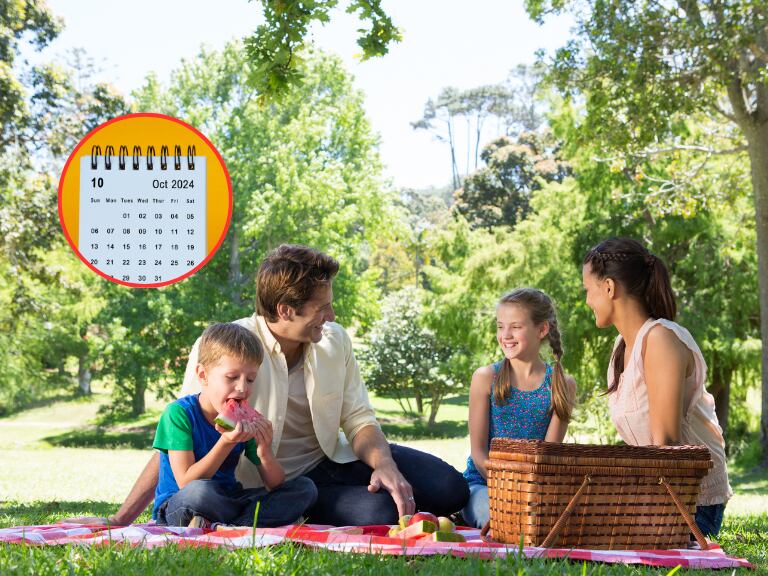 Familia durante un picnic y al lado un calendario de octubre (Foto vía Getty Images).