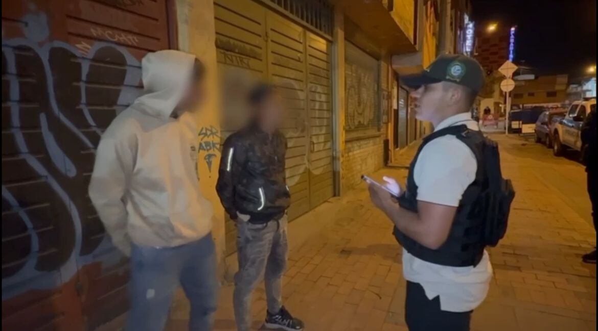 Extorsionistas capturados en flagrancia con dinero y armas en Soacha. Foto: Policía Soacha.
