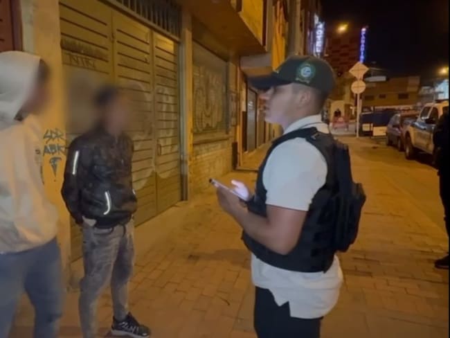 Extorsionistas capturados en flagrancia con dinero y armas en Soacha. Foto: Policía Soacha.