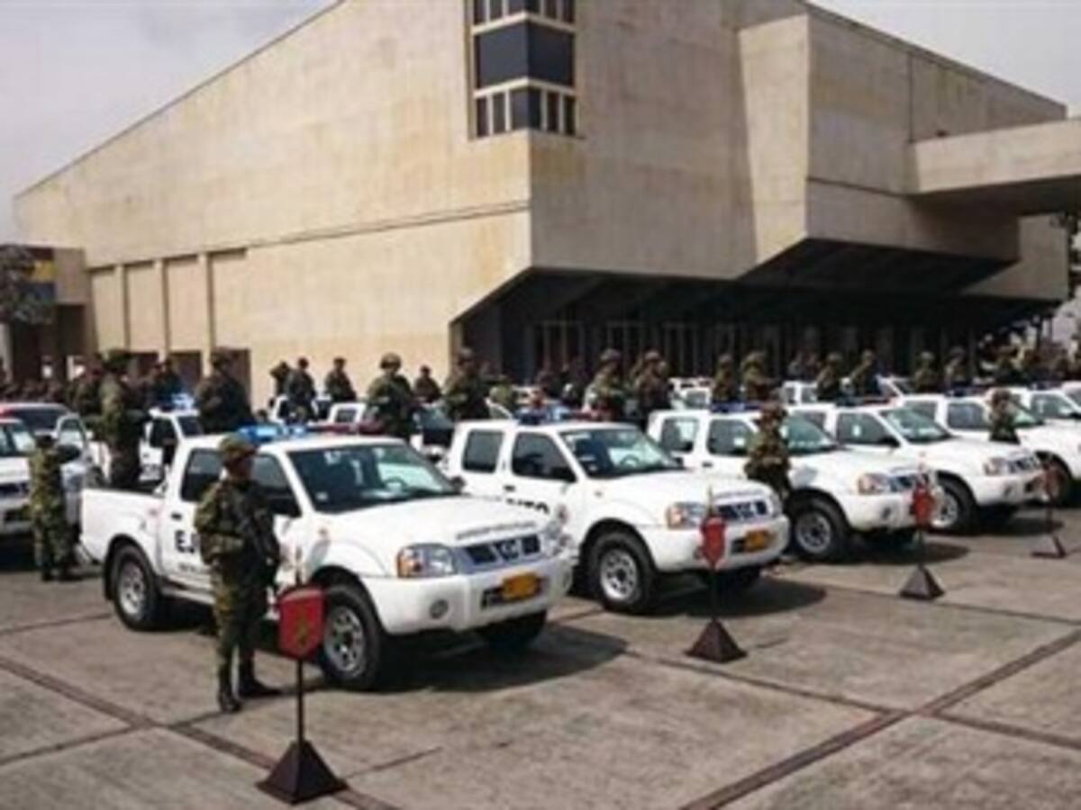 Distrito entrega 36 camionetas al Ejército para reforzar seguridad