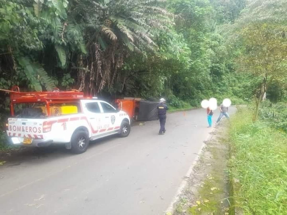 Al parecer por fallas mecánicas, un vehículo se volcó en vías de San José, Caldas