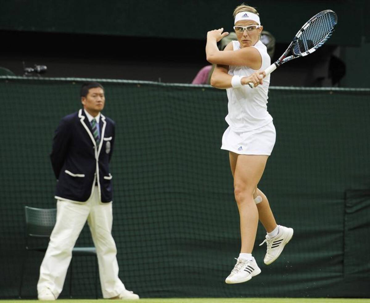 La tenista belga Kirsten Flipkens devuelve la bola durante el partido de cuartos de final del torneo de Wimbledon.