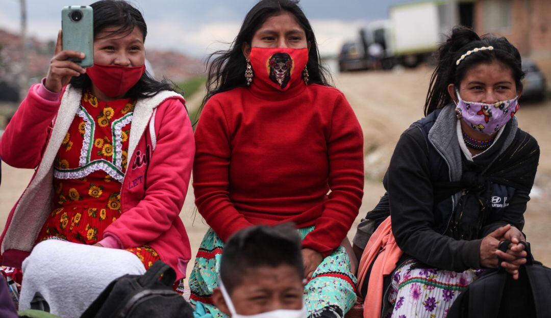 Bogotá. Julio 14 de 2020. Indígenas Embera de las comunidades Katío y Chamí desplazados por la violencia y víctimas del conflicto armado realizan una feria artesanal en la localidad de Ciudad Bolívar para poder mitigar el impacto económico generado por la pandemia del Covid-19 en el país.