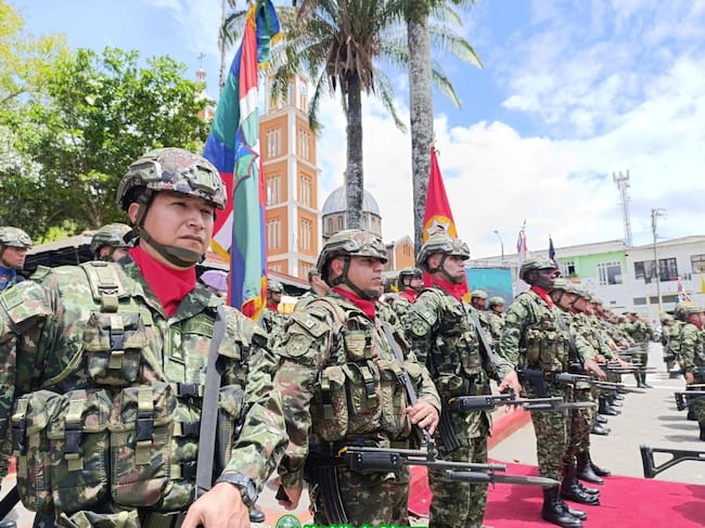 Ceremonia militar del 7 de agosto en el parque principal del municipio de Génova, Quindío. Foto: Cortesía alcaldía de Génova
