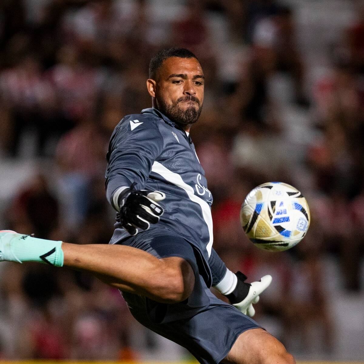 Álvaro Montero brilló con Vélez en triunfo sobre Instituto: repase sus mejores atajadas