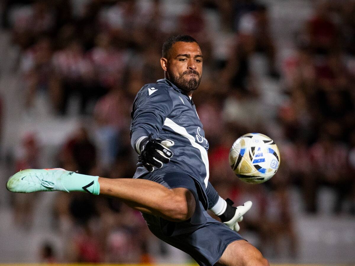 Álvaro Montero brilló con Vélez en triunfo sobre Instituto: repase sus mejores atajadas