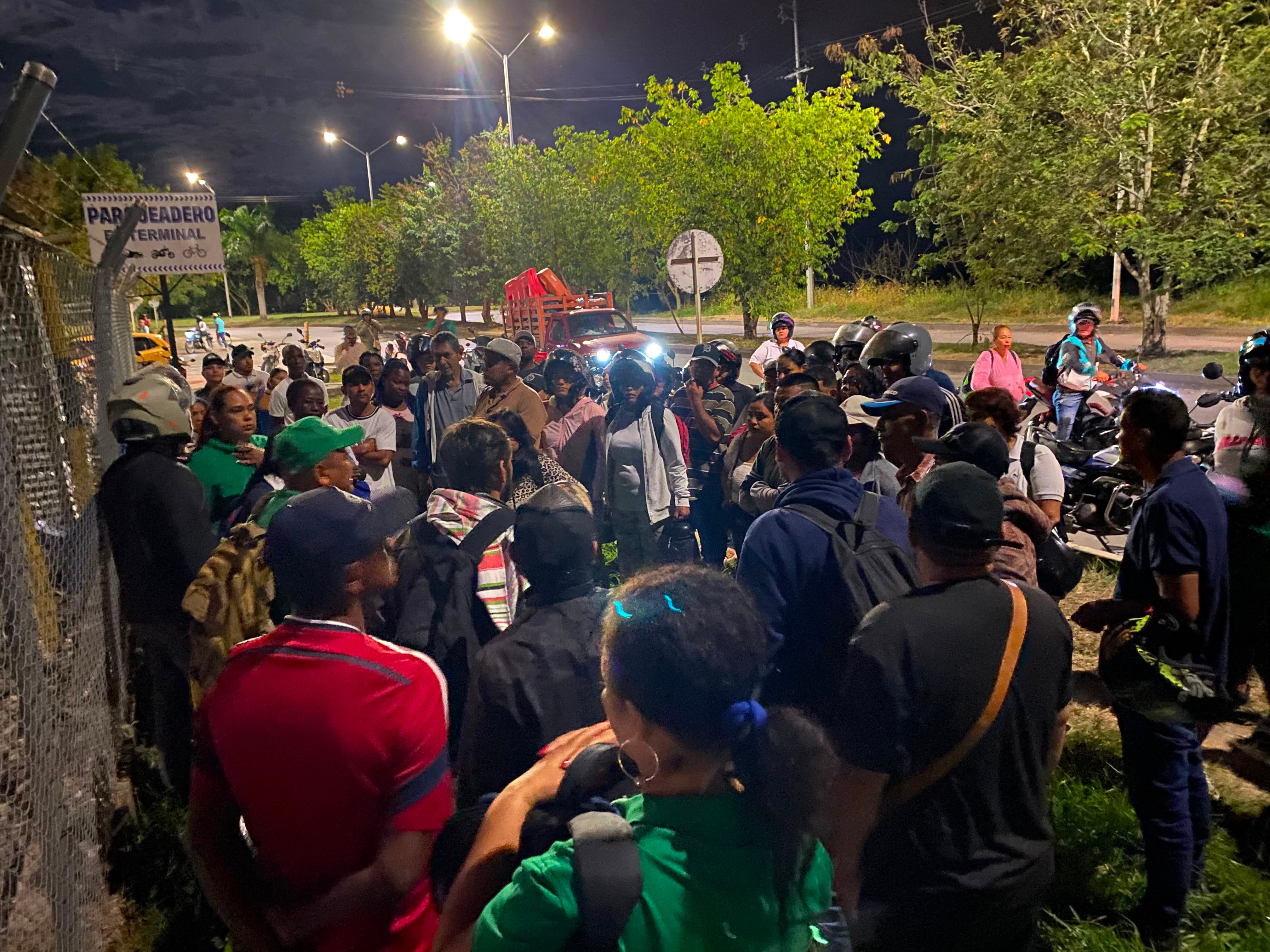 Comunidades afro bloquean vía Panamericana en Tuluá, denuncian incumplimientos del Gobierno