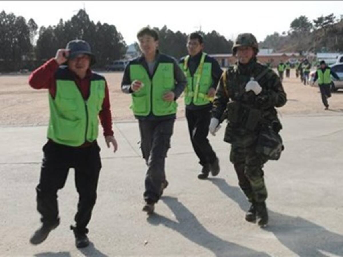 Corea del Sur evacua a los periodistas de la isla Yeonpyeong por temor de ataque de norcorea