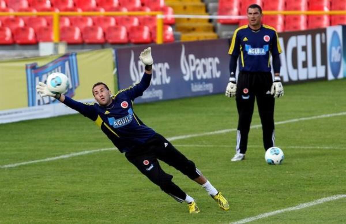Los guardametas David Ospina y Farid Mondragón realizan trabajos. Foto: EFE
