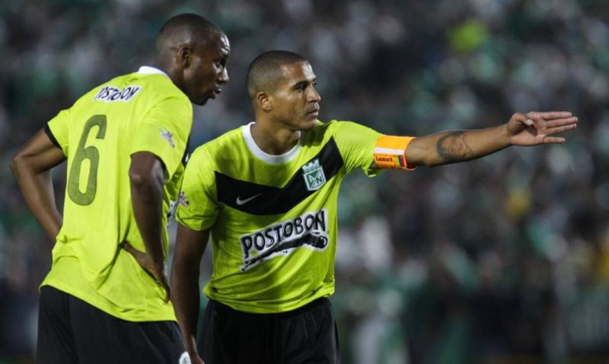 El capitán Macnelly Torres le da indicaciones a Juan David Valencia.