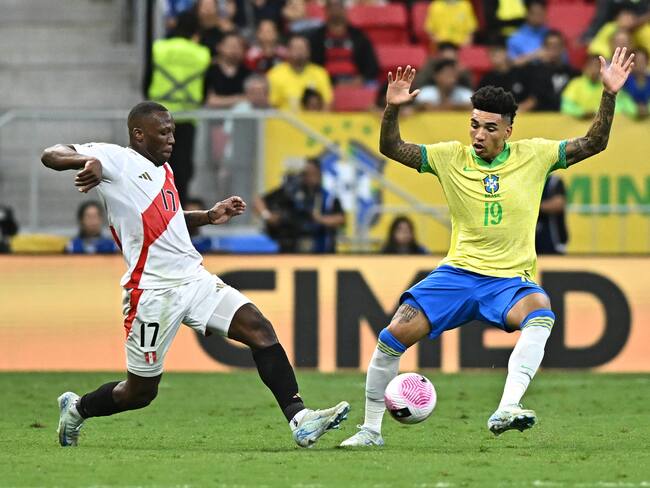 AMDEP8938. BRASILIA (BRASIL), 15/10/2024.- Igor Jesus (d) de Brasil disputa el balón con Luis Advíncula de Perú este martes, en un partido de las eliminatorias sudamericanas el Mundial de 2026 entre Brasil y Venezuela en el estadio Mané Garrincha en Brasilia (Brasil). EFE/ Andre Borges