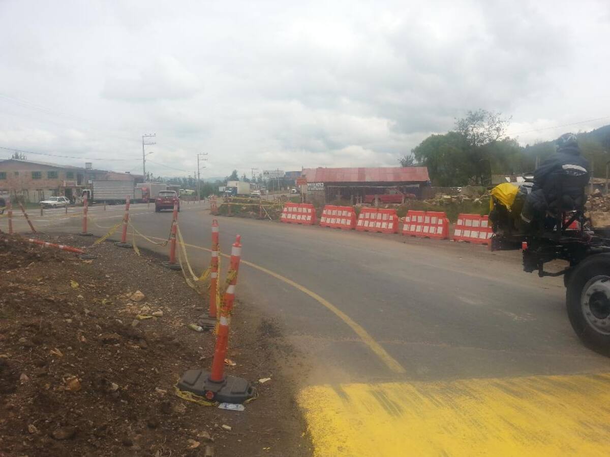 Imágenes tomadas por Caracol Radio o cortesía de la Gobernación de Boyacá que muestran las "trabas" en la movilidad por la demora en las obras, que generan calzadas sencillas en varios tramos de la carretera.