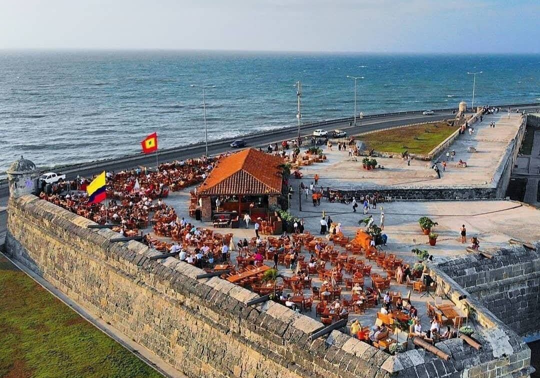 En el Baluarte Santo Domingo funciona el bar Café del Mar.  