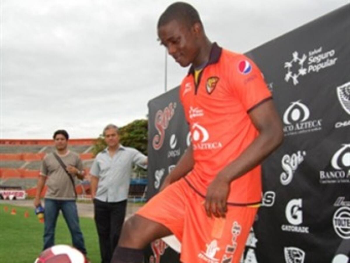 El delantero John Córdoba fue presentado en Jaguares de Chiapas