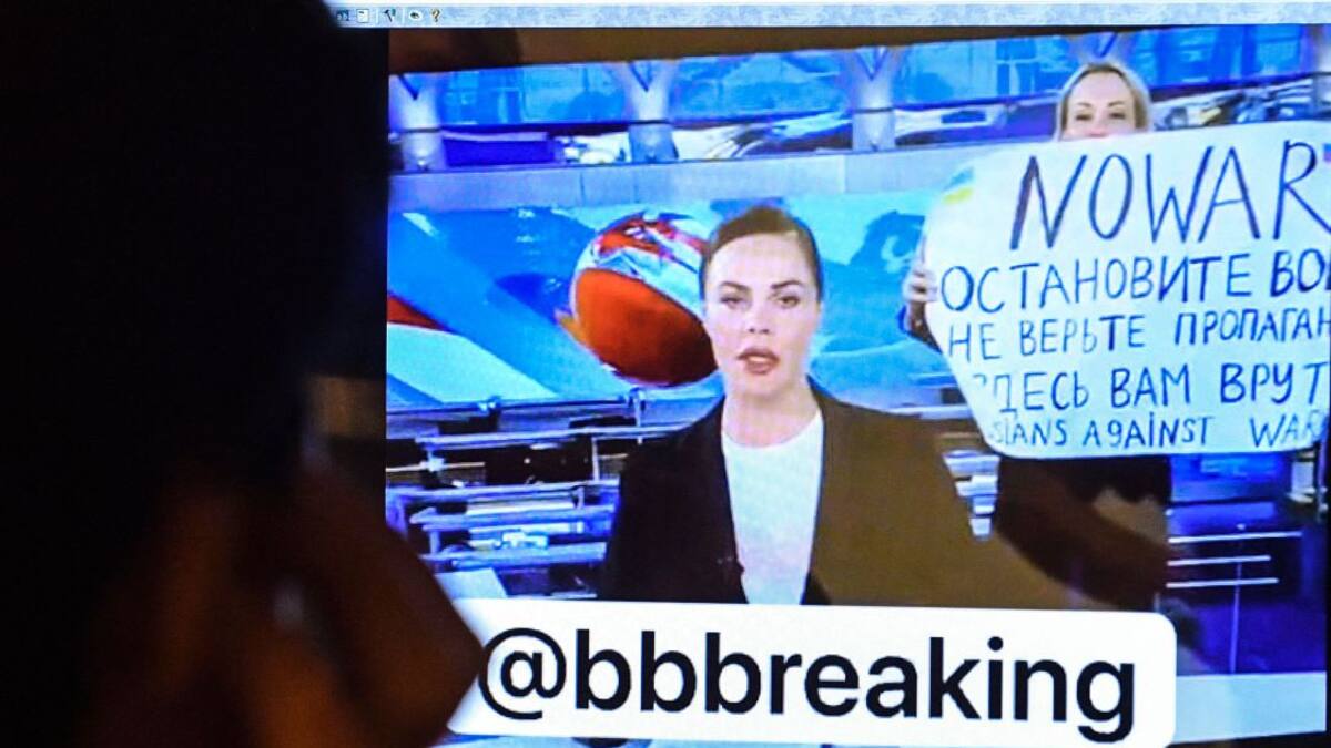 Detenida periodista que protestó en televisión rusa por guerra en Ucrania