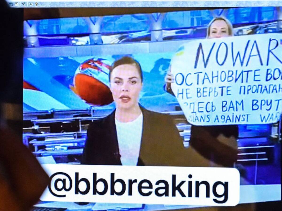 Detenida periodista que protestó en televisión rusa por guerra en Ucrania