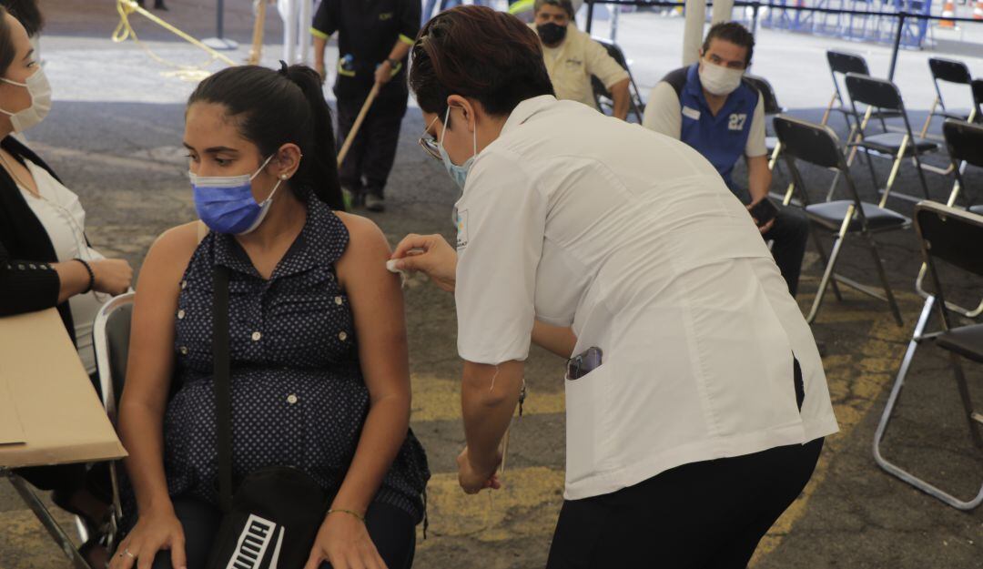Mujer en embarazo recibe vacuna contra Covid-19
