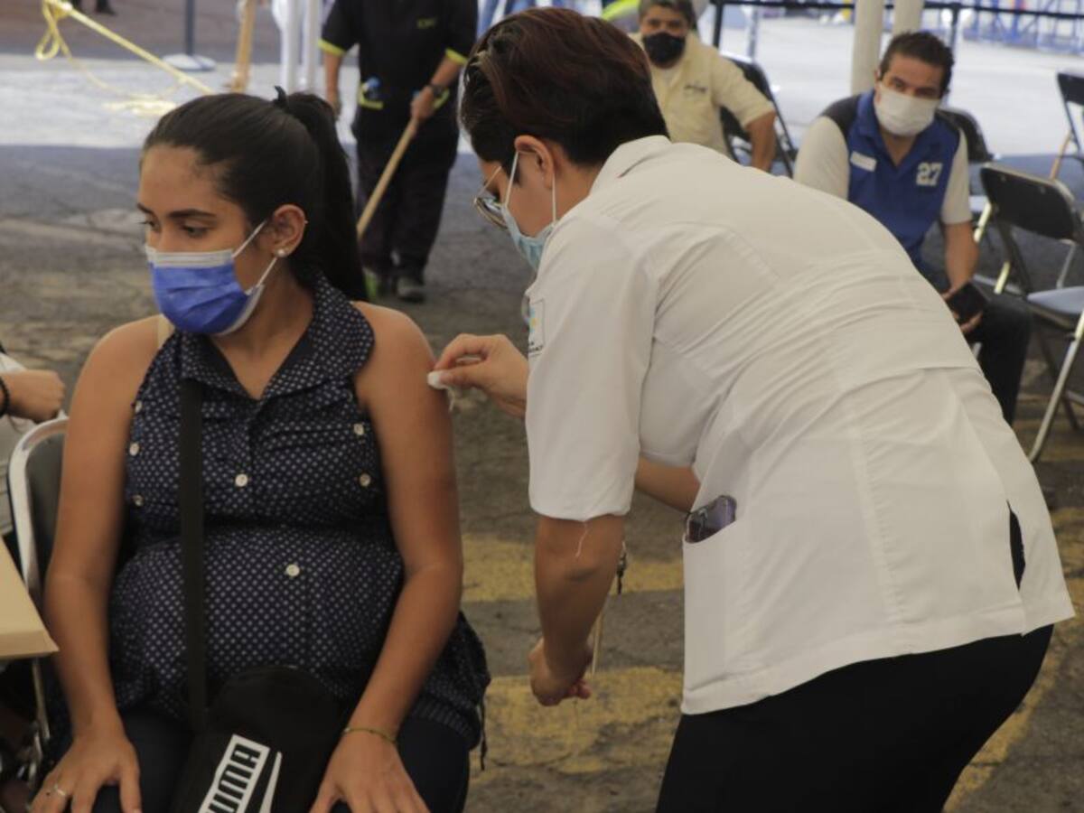 EE.UU. urge a embarazadas a vacunarse contra COVID-19 ante aumento de casos