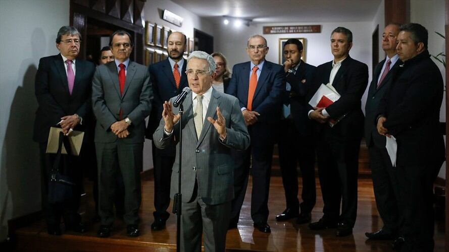 El senador Álvaro Uribe, brinda declaraciones de la reunión de los promotores del "No" con el Gobierno. Foto: Colprensa/Juan Páez