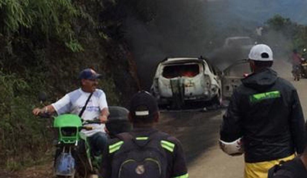 Imagen camioneta incinerada