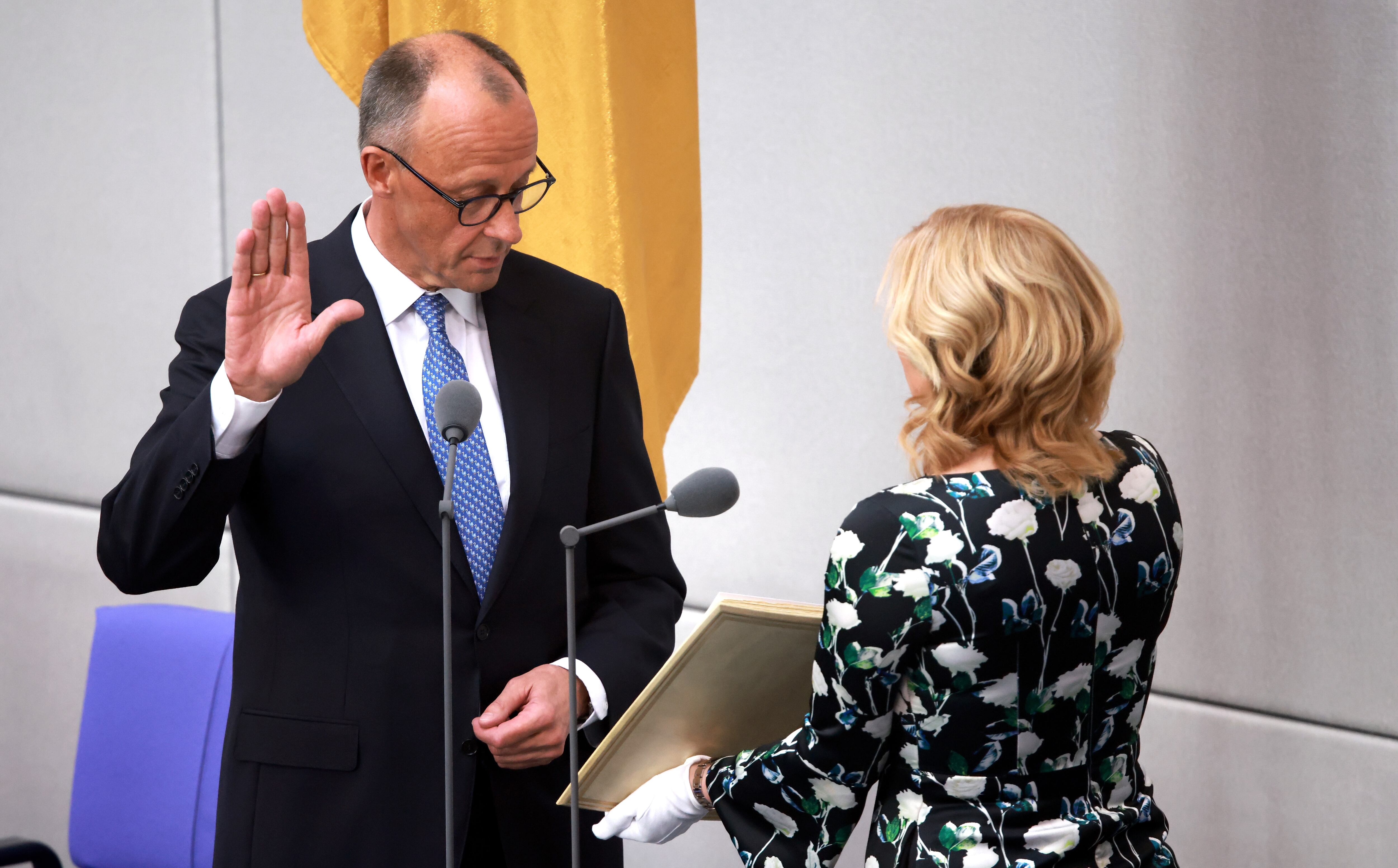 BERLIN (Germany), 06/05/2025.- German Chancellor Friedrich Merz (L) takes the oath as he is sworn in by German Parliament President Julia Kloeckner (R) at the Bundestag in Berlin, Germany, 06 May 2025. The new German government is expected to be formed between the Union parties of Christian Democratic Union (CDU) and Christian Social Union (CSU) and the coalition partner Social Democratic Party (SPD). (Alemania) EFE/EPA/CLEMENS BILAN
