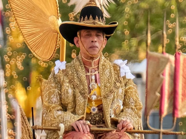 Rey de Tailandia se aisló en lujoso hotel de Alemania con 20 concubinas