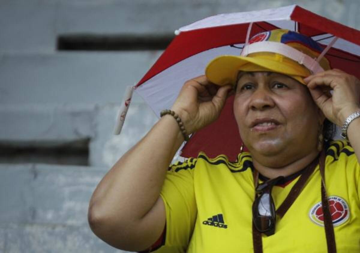 A pesar de la fuerte lluvia que cayó en Barranquilla, los aficionados llegan al estadio Metropolitano para apoyar a la Selección Colombia en su partido ante Perú. Foto: Colprensa