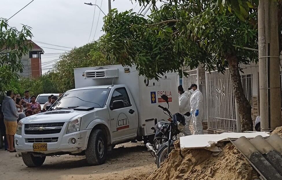 CTI realizando el levantamiento del cadáver. Foto: cortesía.