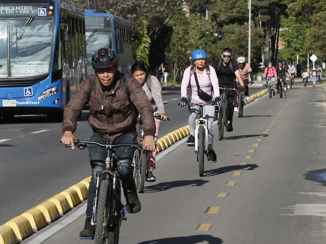 AME7677. BOGOTÁ (COLOMBIA), 06/02/2025.- Personas se transportan en bicicletas durante el 'día sin carro y sin moto' este jueves, en Bogotá (Colombia). Las calles de Bogotá amanecieron prácticamente vacías por el 'día sin carro y sin moto', que se lleva a cabo anualmente el primer jueves de febrero para crear conciencia sobre el impacto que los vehículos movidos con combustibles fósiles tienen en la contaminación del aire. EFE/ Mauricio Dueñas Castañeda