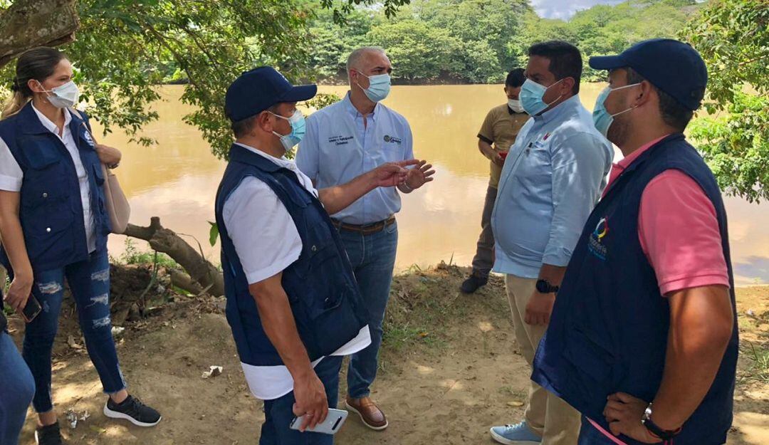 Autoridades hicieron presencia en el lugar y dialogaron con algunos familiares cercanos.
