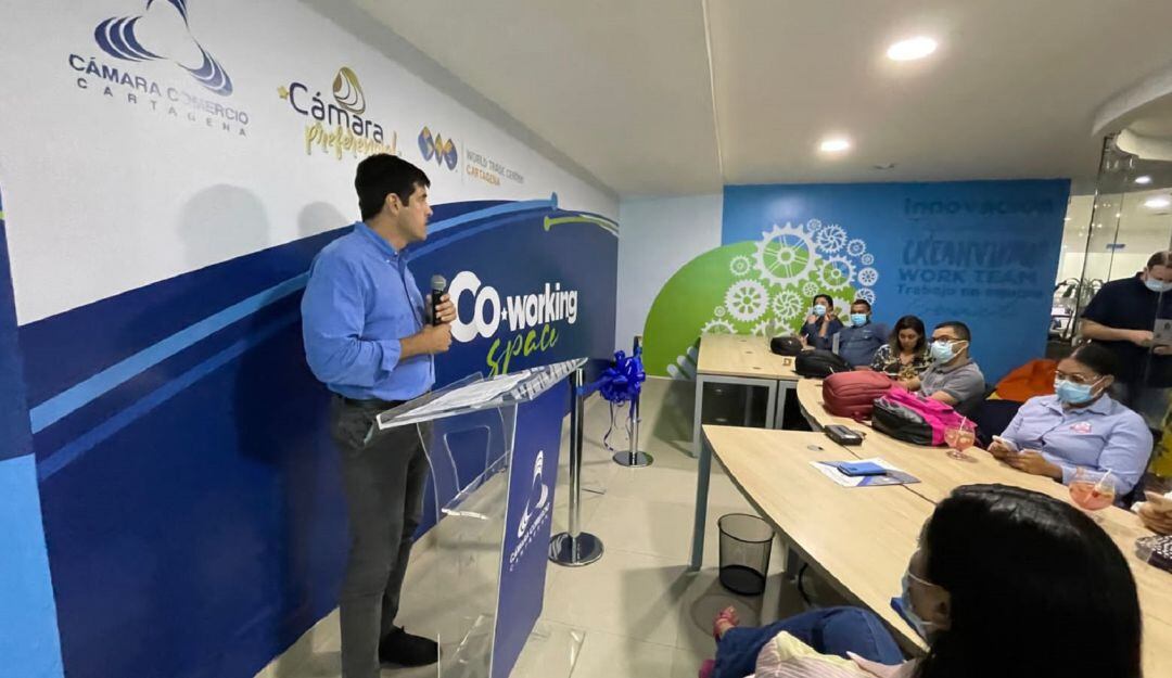 Este es un nuevo espacio de trabajo colaborativo que cuenta con 15 escritorios y 1 sala de juntas equipada con tecnología de punta.