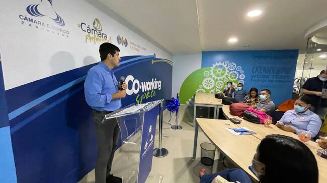 Este es un nuevo espacio de trabajo colaborativo que cuenta con 15 escritorios y 1 sala de juntas equipada con tecnología de punta.