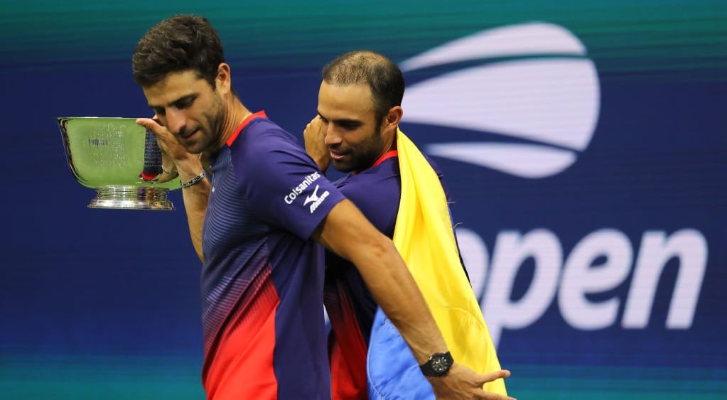 Juan Sebastian Cabal y Robert Farah con el trofeo del Abierto de Australia ganado en 2019 (Photo by Elsa/Getty Images)