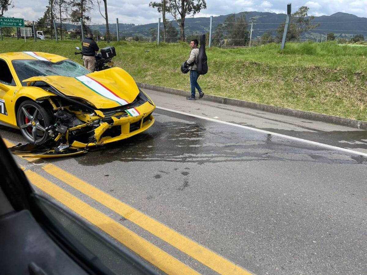 Fuerte accidente de tránsito en Cundinamarca: involucra un Ferrari y una motocicleta