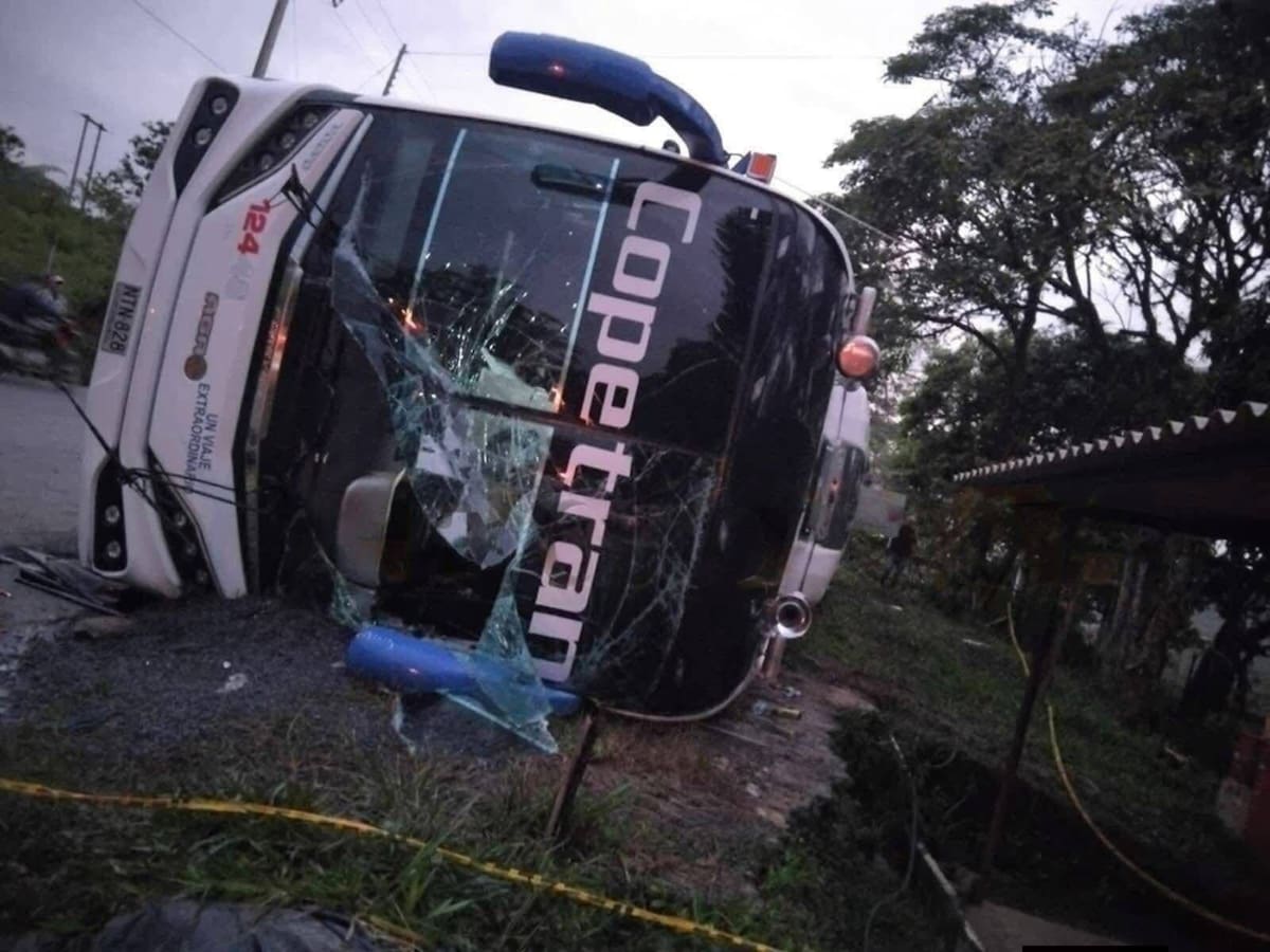 Tres muertos y varios heridos dejó un accidente de bus en la vía San José de Pare–Santana
