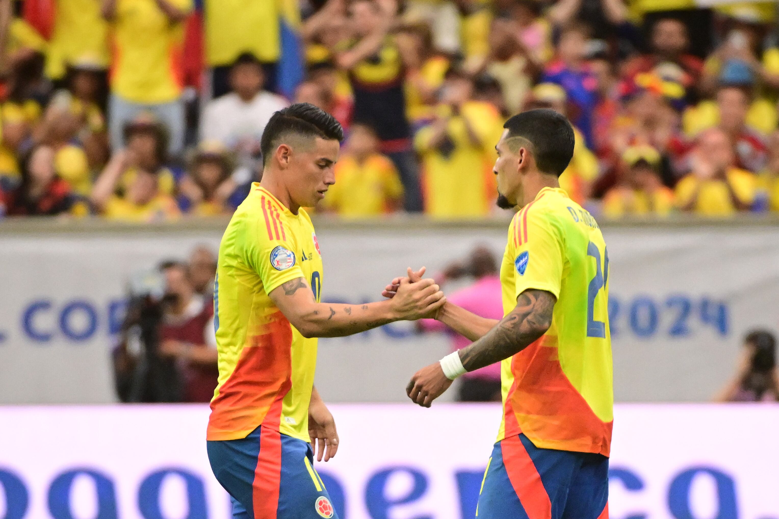 James Rodríguez y Daniel Muñoz celebran uno de los goles ante Paraguay. (Photo by Logan Riely/Getty Images)