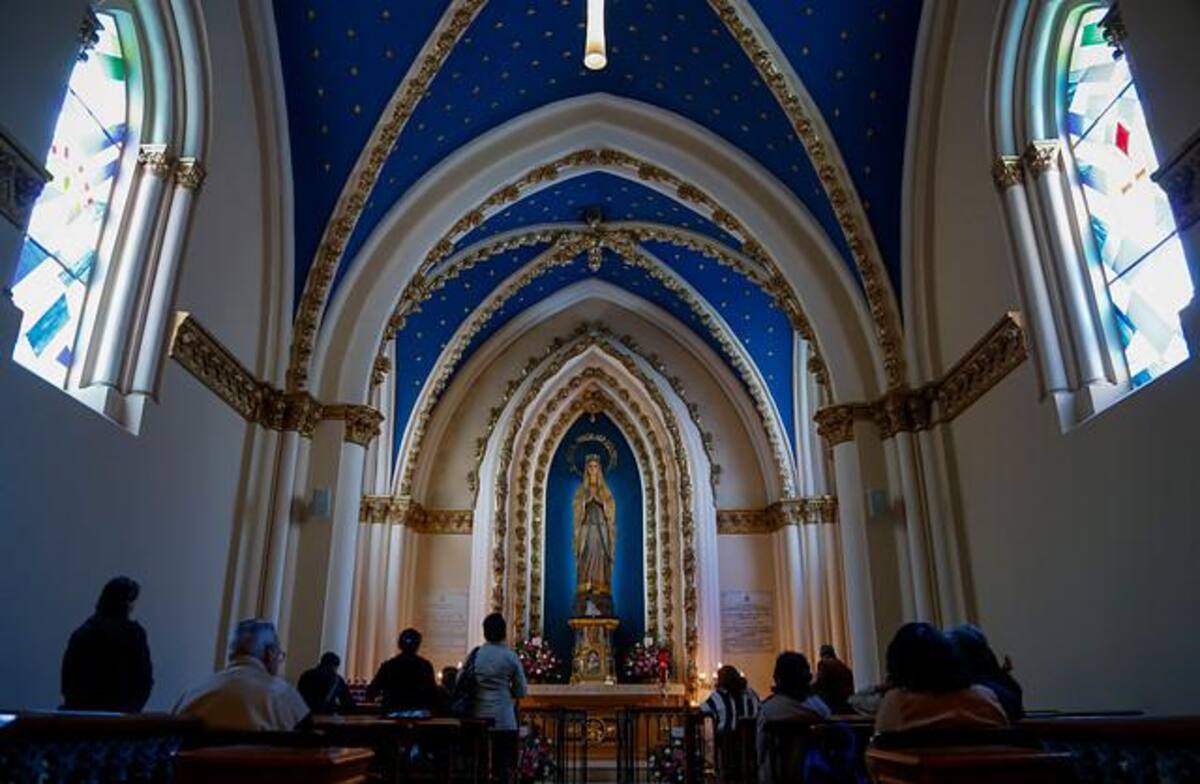 Imágenes de algunas de los principales templos e iglésias cátolicas de Bogotá, donde los fieles se reúnen a conmemorar la pasión de Cristo.