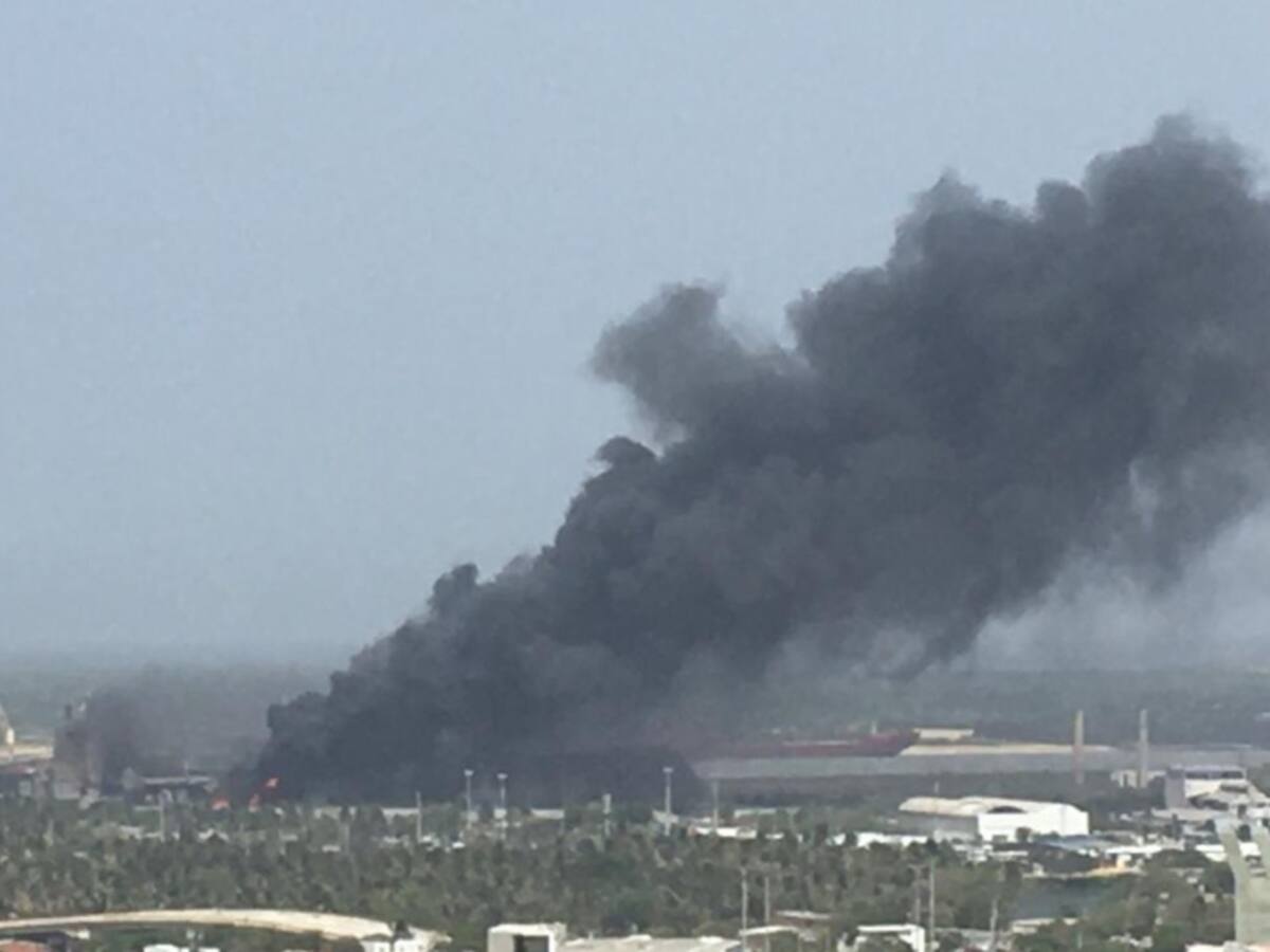 Bomberos controla incendio en la zona portuaria de Barranquilla
