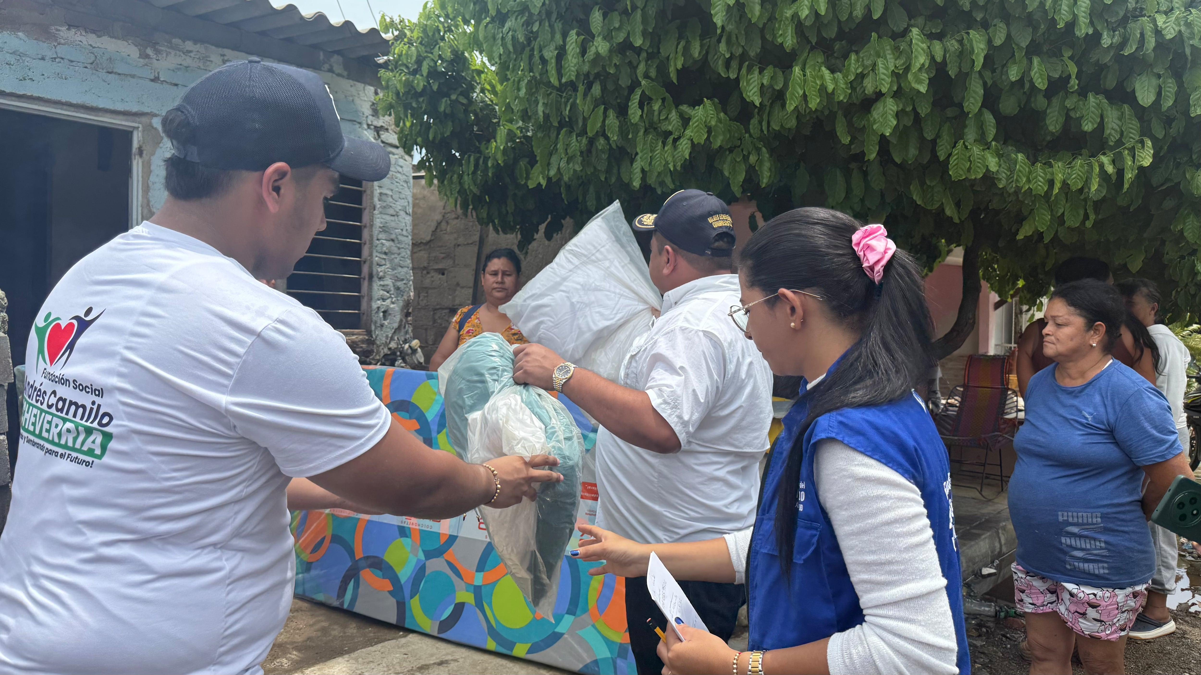 Entrega de ayudas a familias afectadas por las fuertes lluvias en el barrio María Cristina en Santa Marta